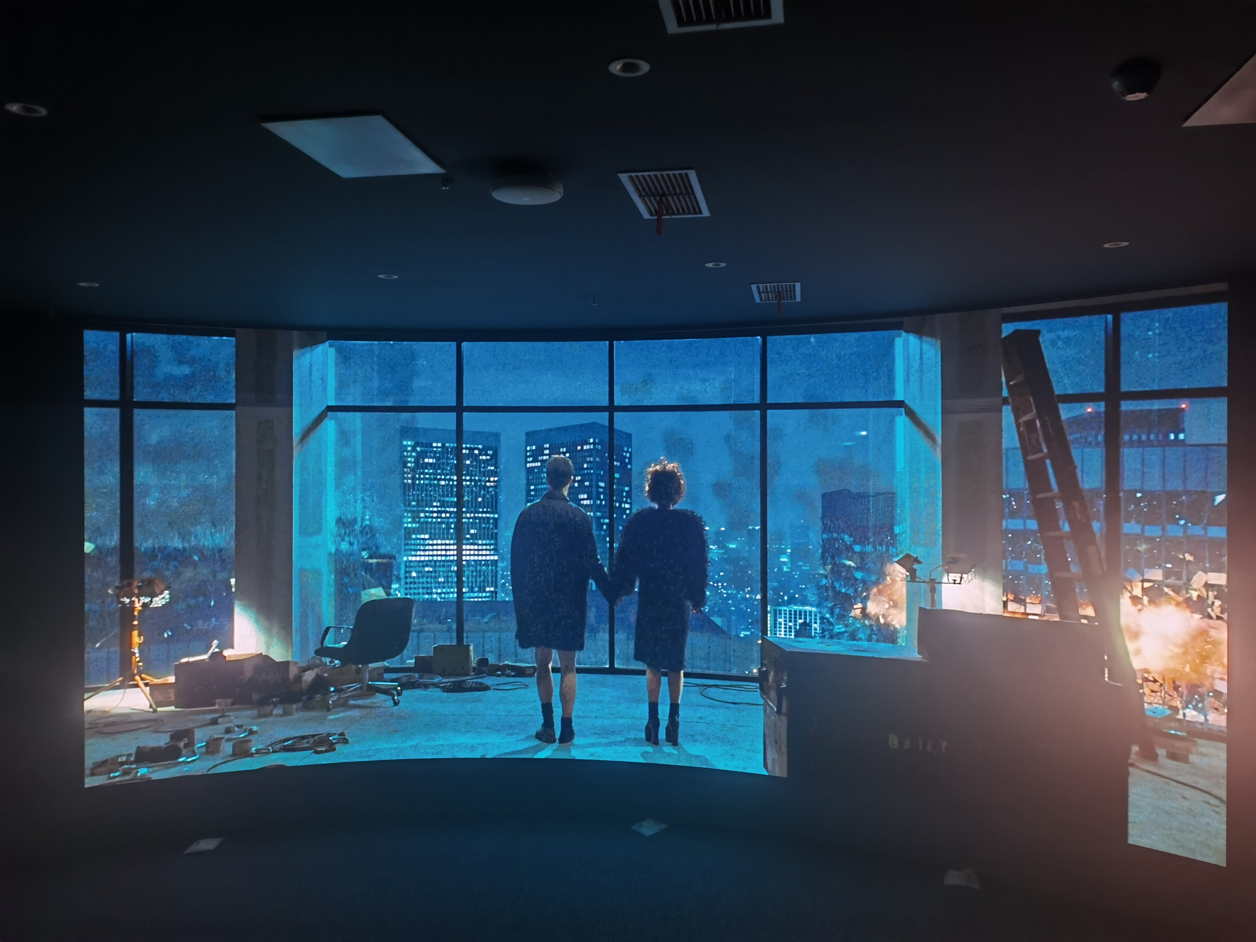 (一阵劲爆的摇滚乐)